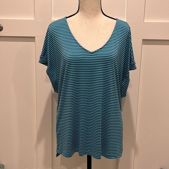 Tommy Bahama Tops - Tommy Bahama SS V-neck Top